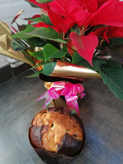 Una foto de 1.Panettone de pasas y fruta escarchada