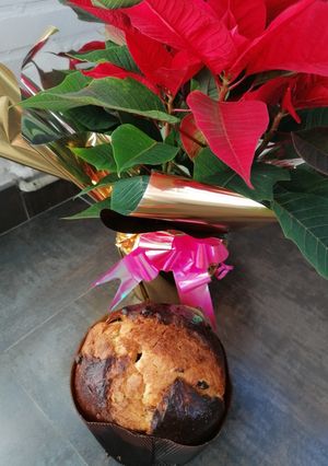 Una foto de 1.Panettone de pasas y fruta escarchada