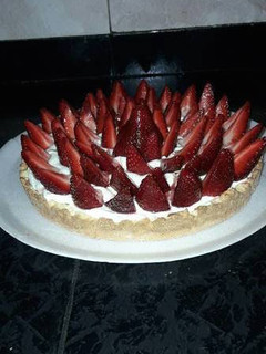 Una foto de Tarta de frutilla con dulce de leche y crema.!