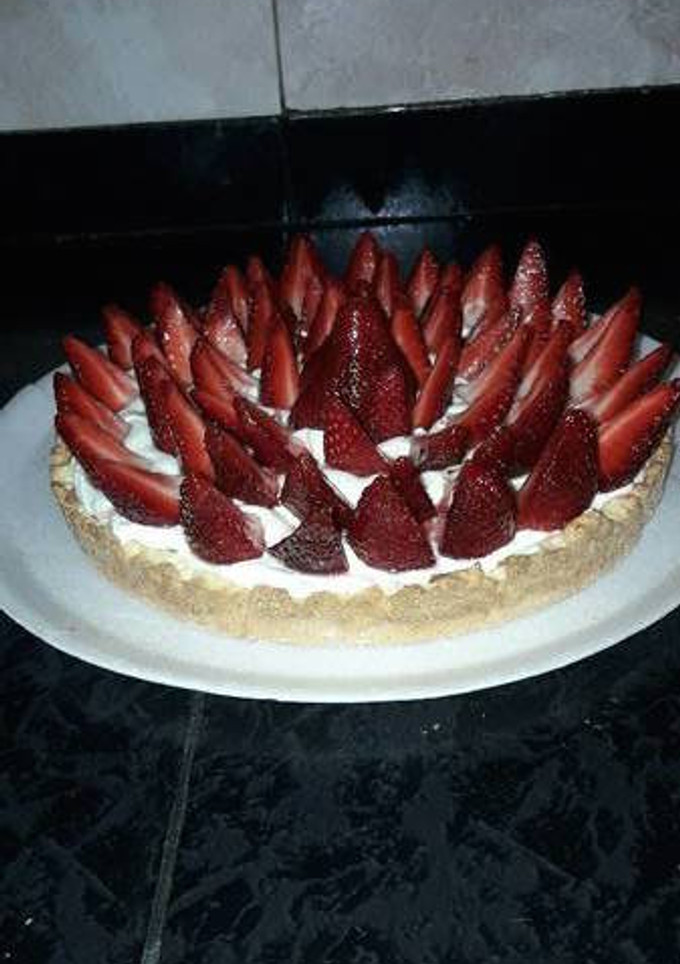 Una foto de Tarta de frutilla con dulce de leche y crema.!