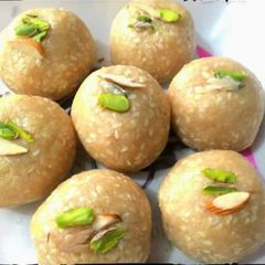 A picture of Til ladoo.