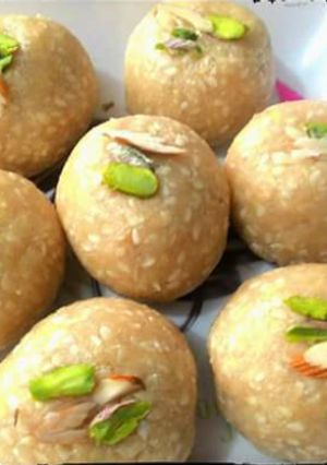 A picture of Til ladoo.