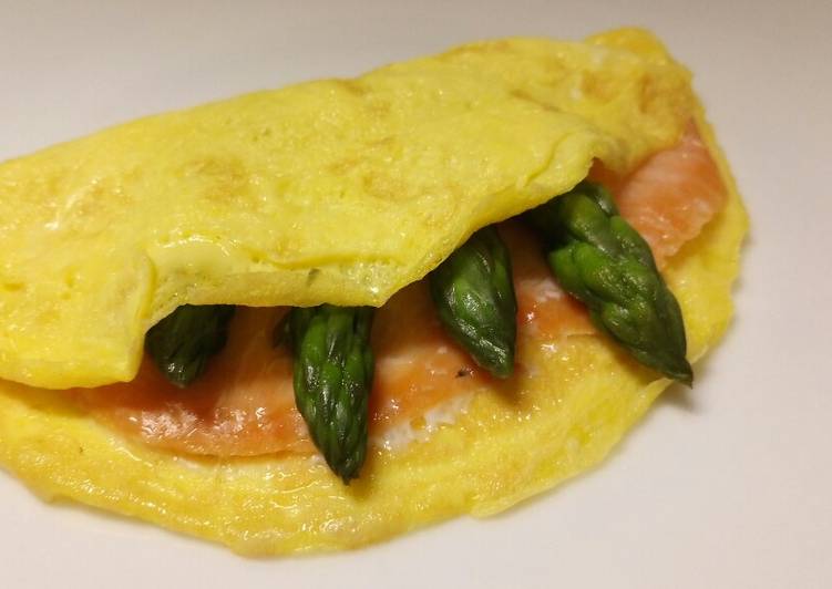 Steps to Make Any-night-of-the-week Smoked salmon and asparagus omelette