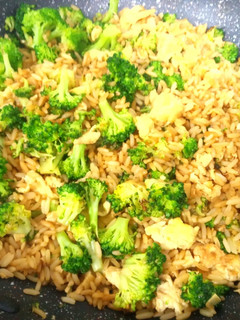 Una foto de Arroz con brócoli y salsa de soja