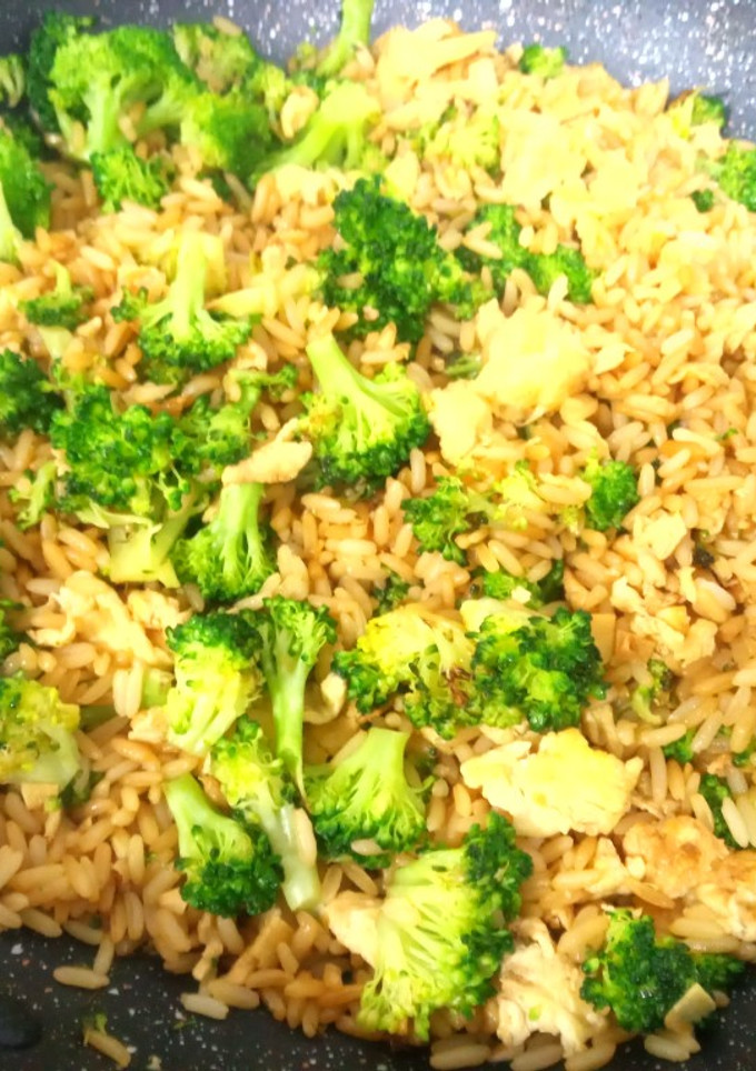 Una foto de Arroz con brócoli y salsa de soja