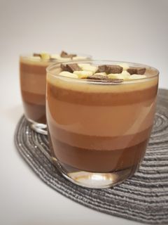 Una foto de Vasitos de tres chocolates
