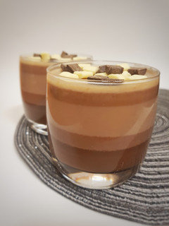 Una foto de Vasitos de tres chocolates