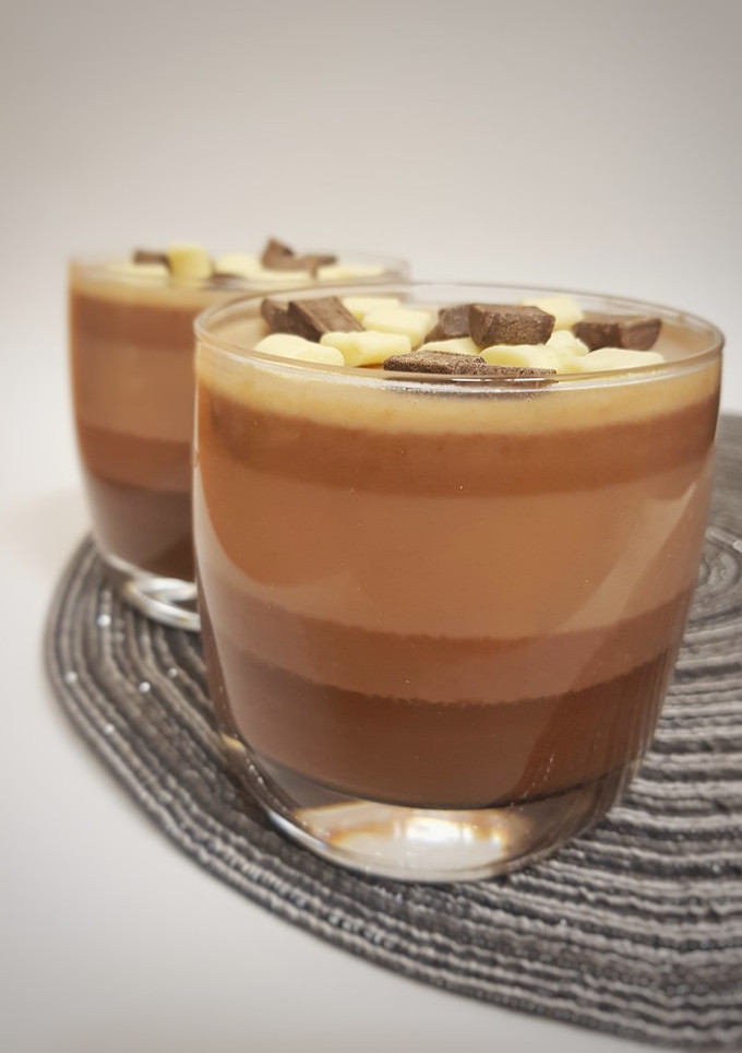 Una foto de Vasitos de tres chocolates