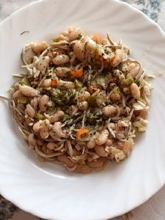 Una foto de Ensalada de alubias con gulas en vinagreta