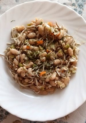Una foto de Ensalada de alubias con gulas en vinagreta