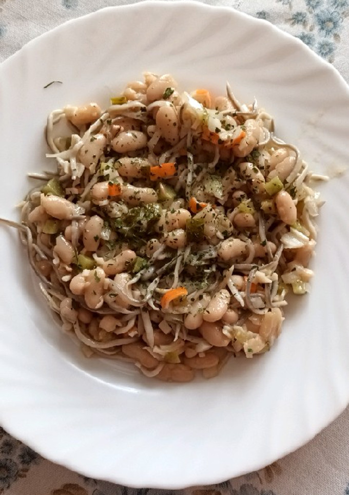Una foto de Ensalada de alubias con gulas en vinagreta