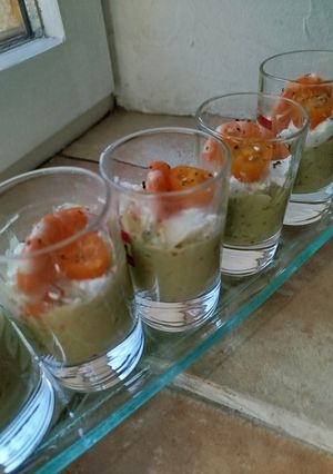Une photo de Verrines crème d'avocat et crevettes