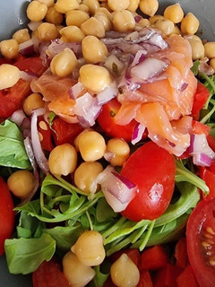 Foto de Salada de Grão de Bico e Salmão Fumado