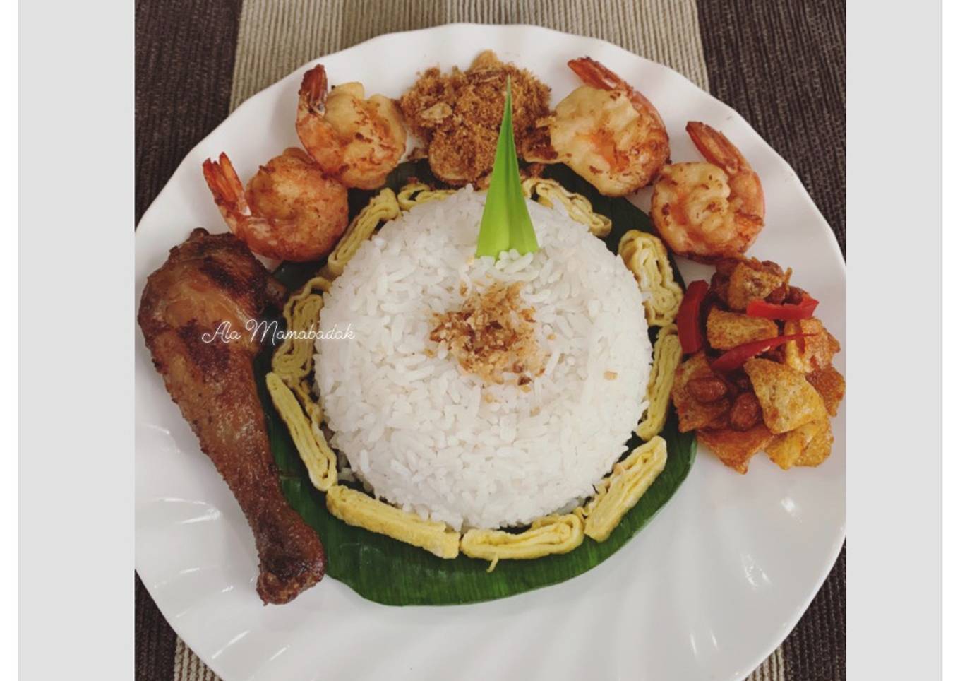 Nasi Uduk Komplit (Nasi Uduk, Ayam Bacem, Udang Goreng, Abon dan Kering Kacang Kentang)
