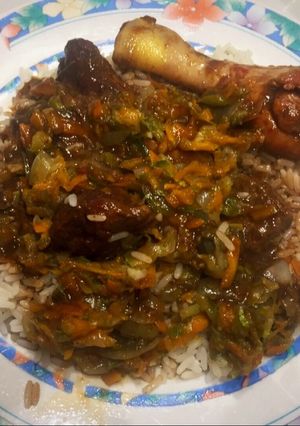 Una foto de Salteado de arroz carne y pollo con verduras con salsa agridulce