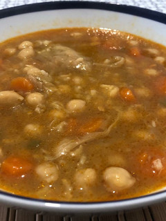 Una foto de Garbanzos verduleros 🌱con arroz integral, el dúo perfecto 🦔🌱☔