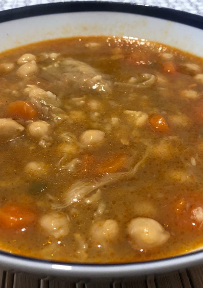 Una foto de Garbanzos verduleros 🌱con arroz integral, el dúo perfecto 🦔🌱☔