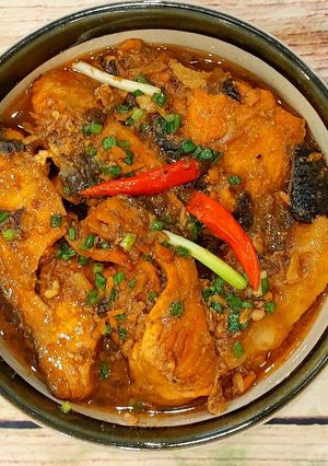 A picture of Vietnamese Braised Salmon (Cá hồi kho tộ).