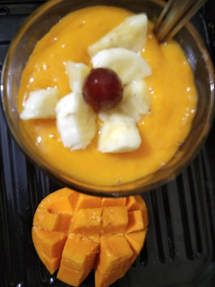 A picture of Mango banana smoothie.
