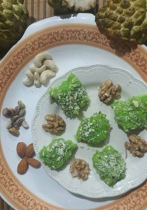 સીતાફળ ની બરફી (Sitafal Barfi Recipe In Gujarati) રેસીપી મુખ્ય ફોટો