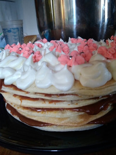 Una foto de Rogel, con tapas de empanadas