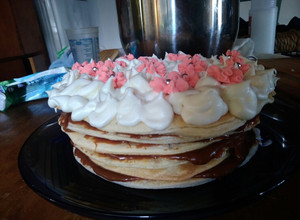 Una foto de Rogel, con tapas de empanadas