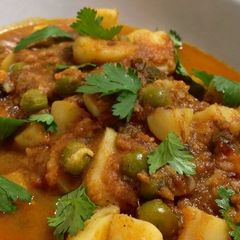 A picture of Aloo Matar / Potato & Green Pea Curry.