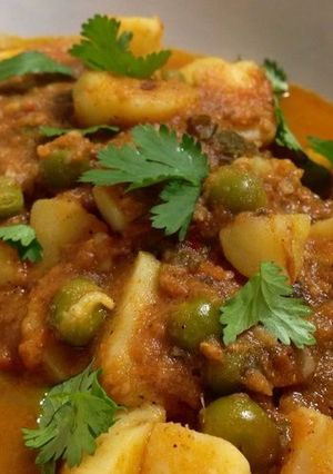 A picture of Aloo Matar / Potato & Green Pea Curry.