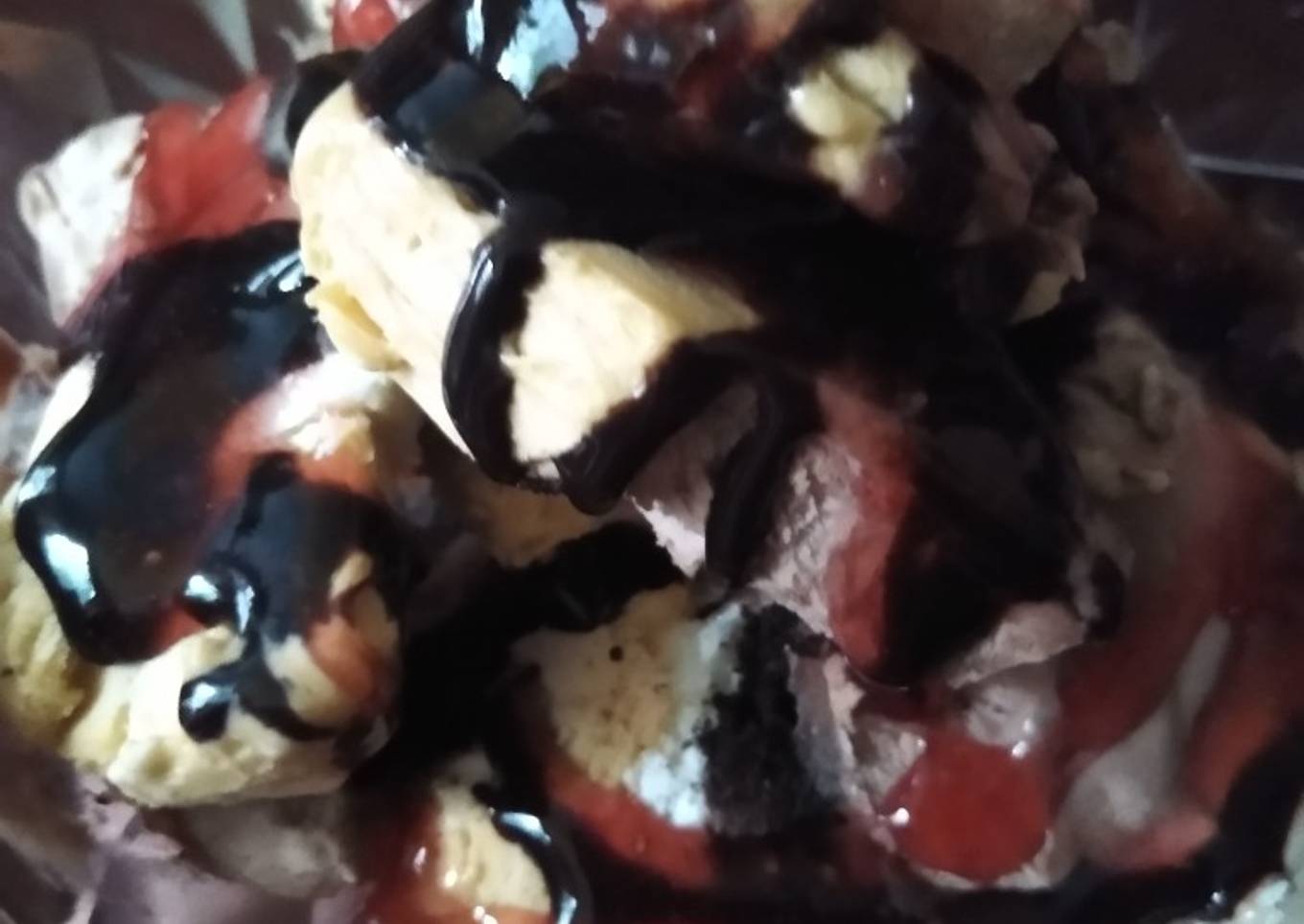 Helado de Chocolate y Dulce de Leche con Oreo y Salsas