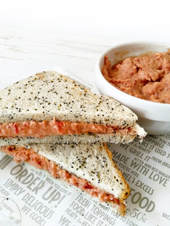 Una foto de Sándwich de atún con tomate