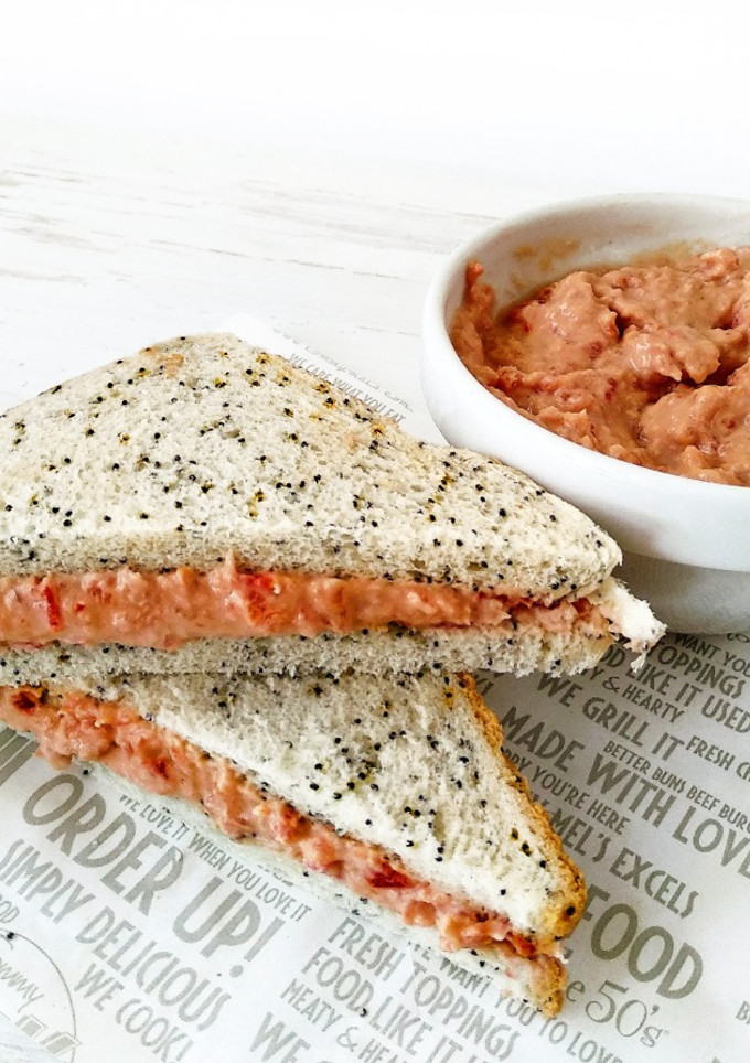 Una foto de Sándwich de atún con tomate