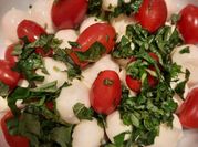 Una foto de perlas de mozzarella fresca