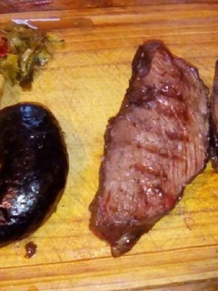Una foto de Punta trasera (picanha) al albahaca