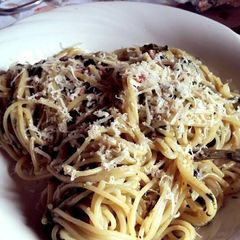 A picture of Spaghetti with spinach.