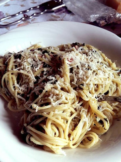 A picture of Spaghetti with spinach.