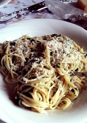 A picture of Spaghetti with spinach.