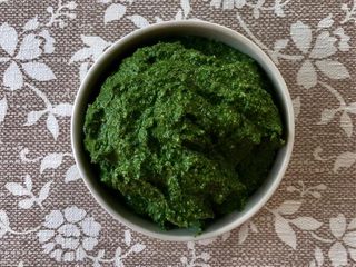 3- Minute Nettle & Walnut Pesto #vegan #paleo