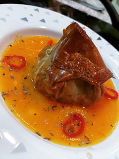 Una foto de Saquito relleno de bonito con crema de calabaza