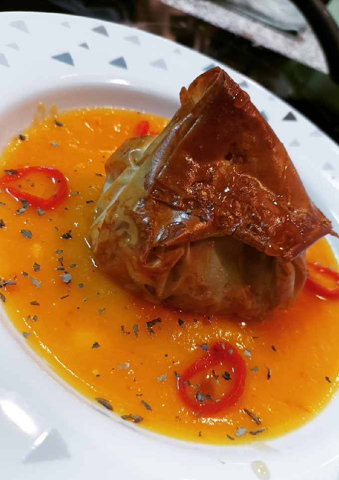 Una foto de Saquito relleno de bonito con crema de calabaza