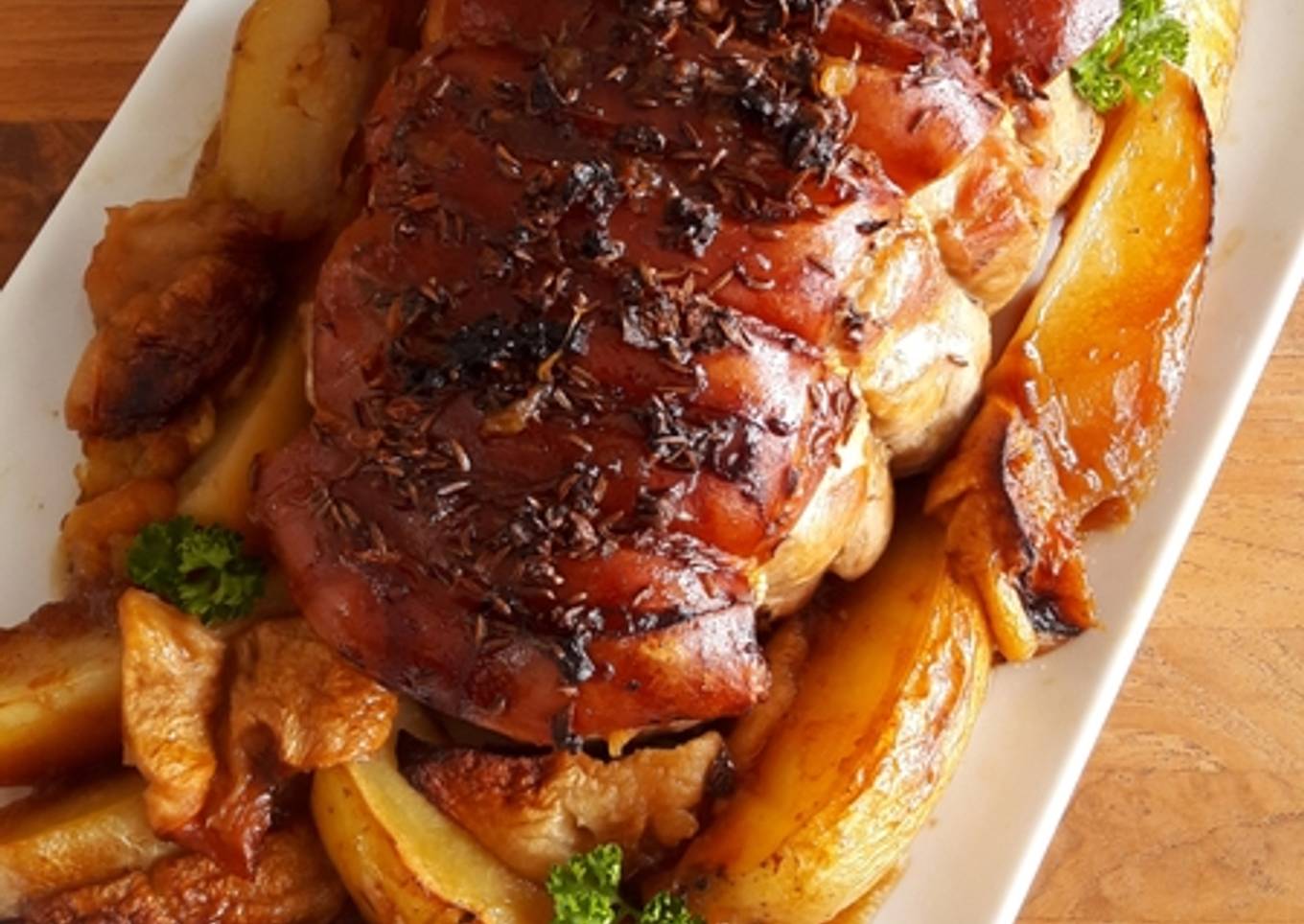 Rôti de porc aux graines de carvi et aux deux pommes