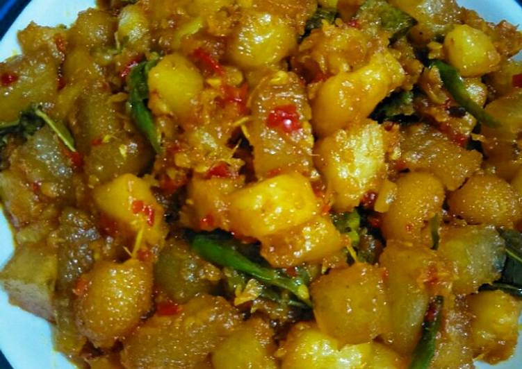 Bagaimana Menyiapkan Sambal Goreng Kikil dan Kentang Pedas yang Enak Banget