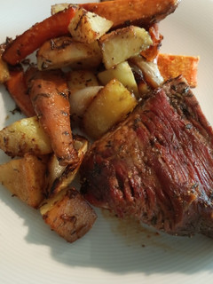 Una foto de Colita de cuadril con verduras al horno