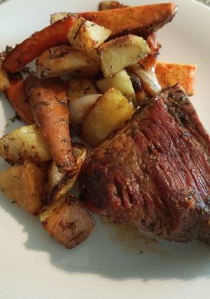 Una foto de Colita de cuadril con verduras al horno