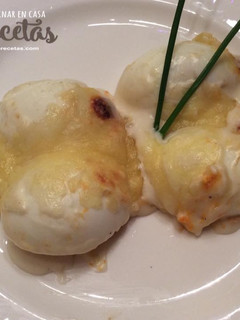 Una foto de Huevos rellenos de atún y gratinados con bechamel