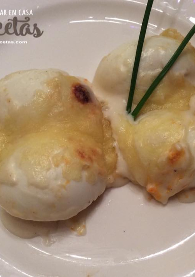Una foto de Huevos rellenos de atún y gratinados con bechamel