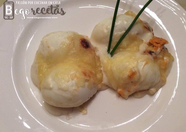 Huevos rellenos de atún y gratinados con bechamel