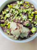 Overnight oatmeal al cioccolato fondente e pistacchio