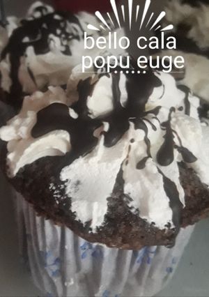 Una foto de Cupcakes de chocolate con crema