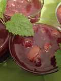 Rote Grütze mit Schuss und Minze