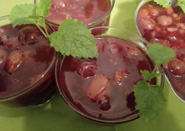 Rote Grütze mit Schuss und Minze